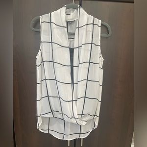 SARA MICHELLE WOMENS SIZE M BLACK AND WHITE SHIRT